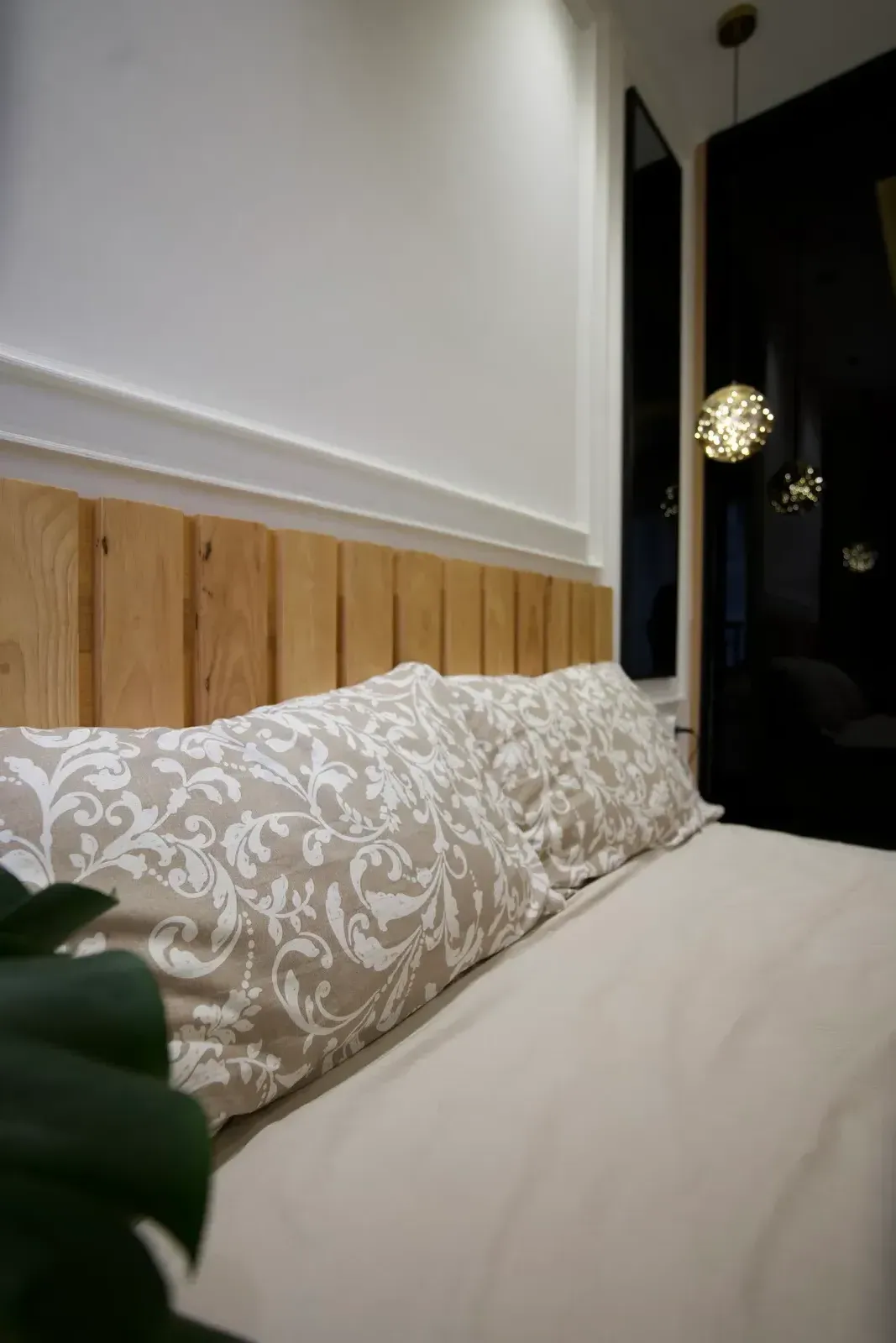 Oak-slat headboard with pendant light — The Aakar